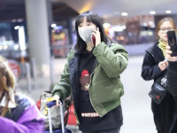 小姐姐穿绿色卫衣的照片,小姐姐演绎时尚卫衣风采”