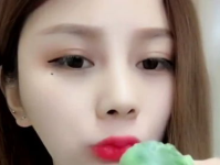 小姐姐吃冰块加抹茶图片,小姐姐冰块加抹茶，美味与颜值并存